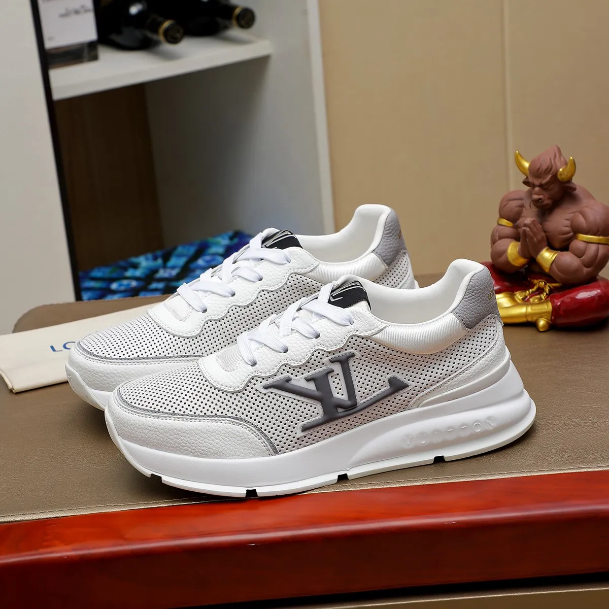 Ex-factory price: 440¥🌹🌹[LV Louis Vuitton] new low-top casual men's shoes. A must-have for fashionable men, new products are released in Hong Kong counters [strong], big-name style, European and American masters strongly create unique styles, comfortable on the feet, super soft outsole, super wear-resistant. Gives people a strong visual impact. Material: imported first-layer cowhide leather upper ➕rubber non-slip outsole, rubber graphics matching, 38 to 44